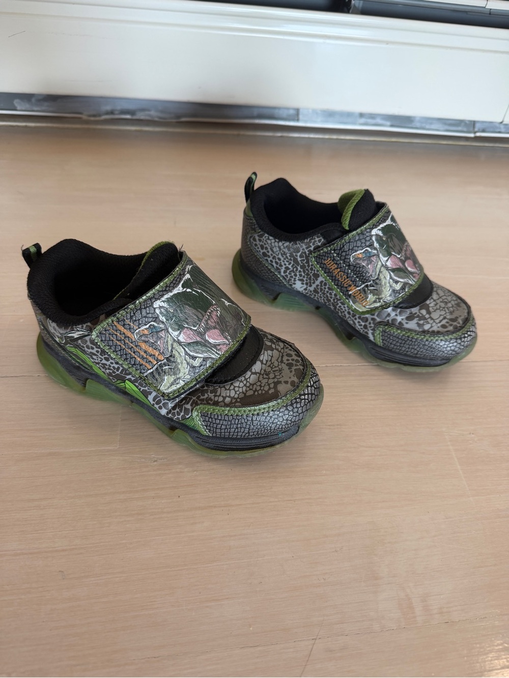 Jurassic World Dinosaur Green Boys Light Up Sneakers 11C